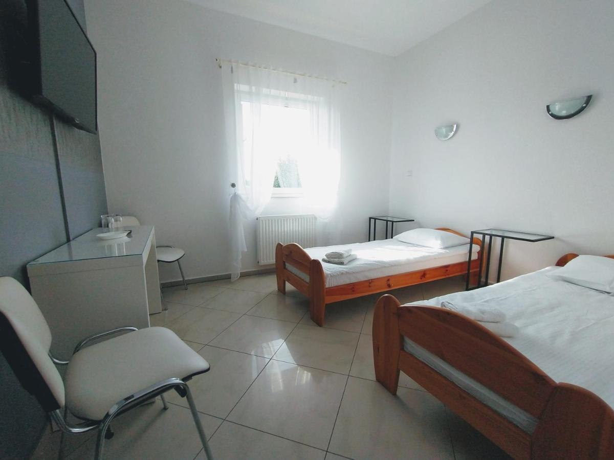 Hotel Zolta Walizka Gosciniec à Podrzewie Extérieur photo