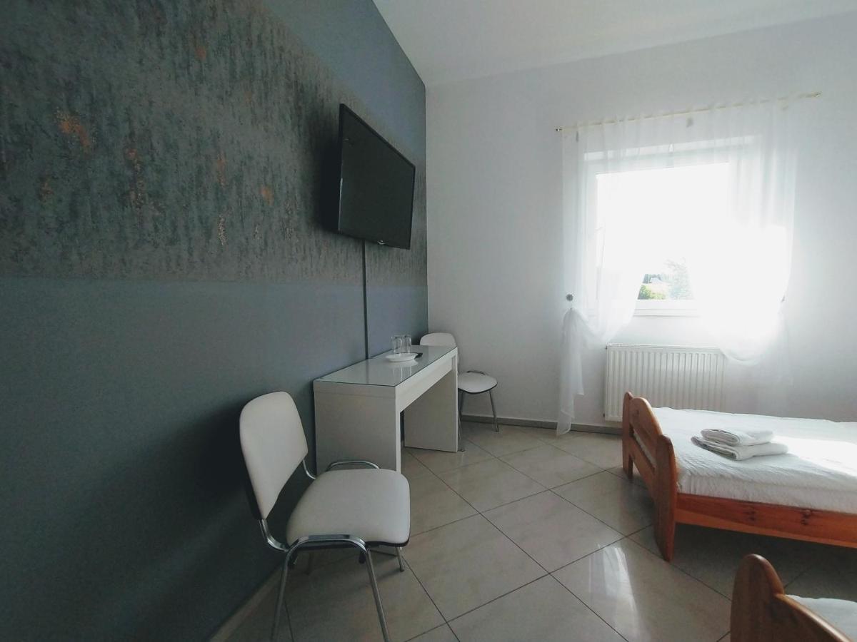Hotel Zolta Walizka Gosciniec à Podrzewie Extérieur photo