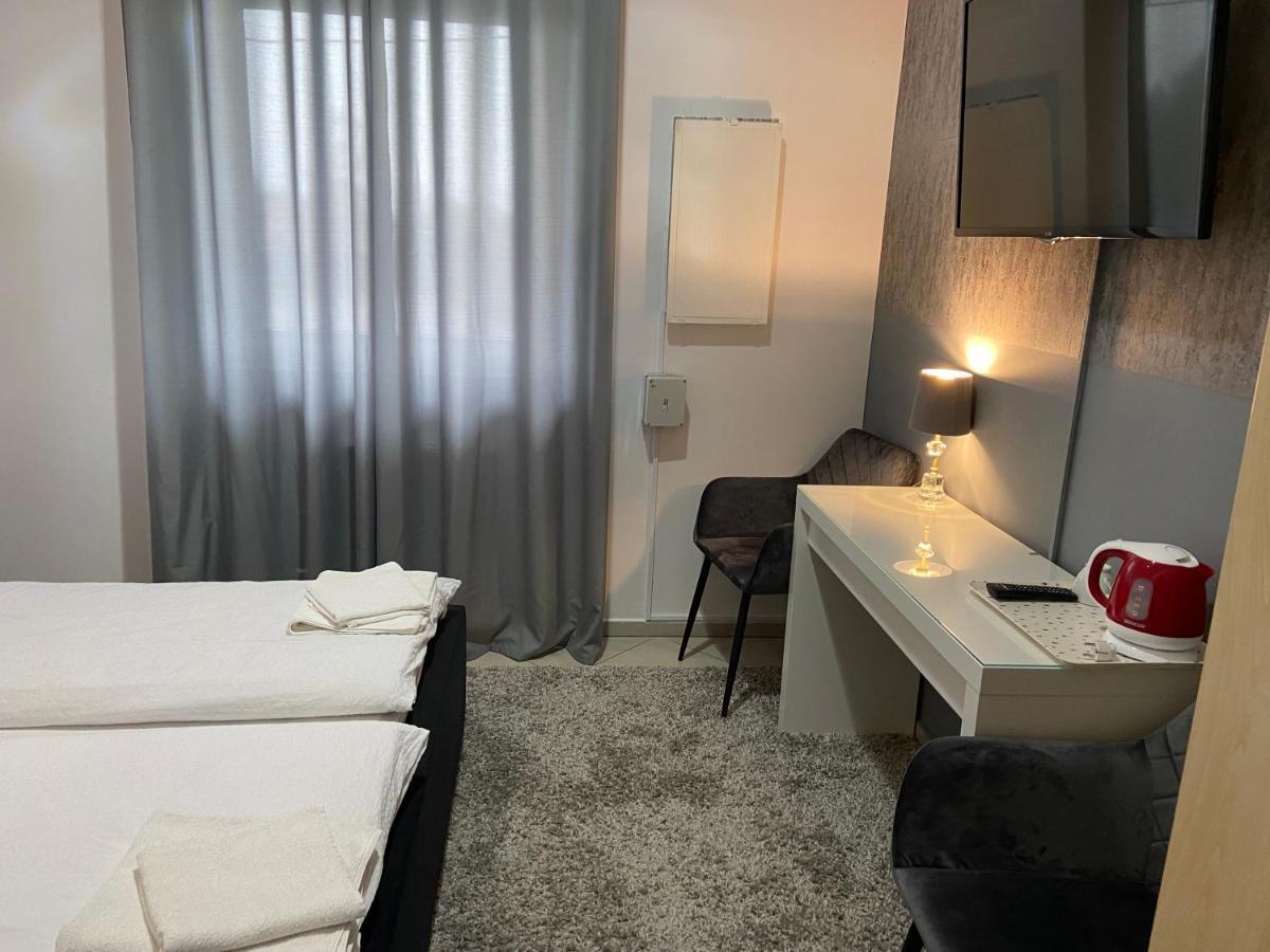 Hotel Zolta Walizka Gosciniec à Podrzewie Extérieur photo