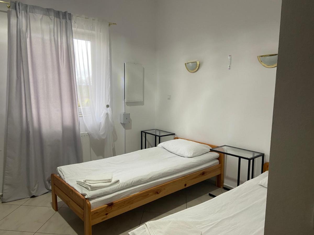 Hotel Zolta Walizka Gosciniec à Podrzewie Extérieur photo