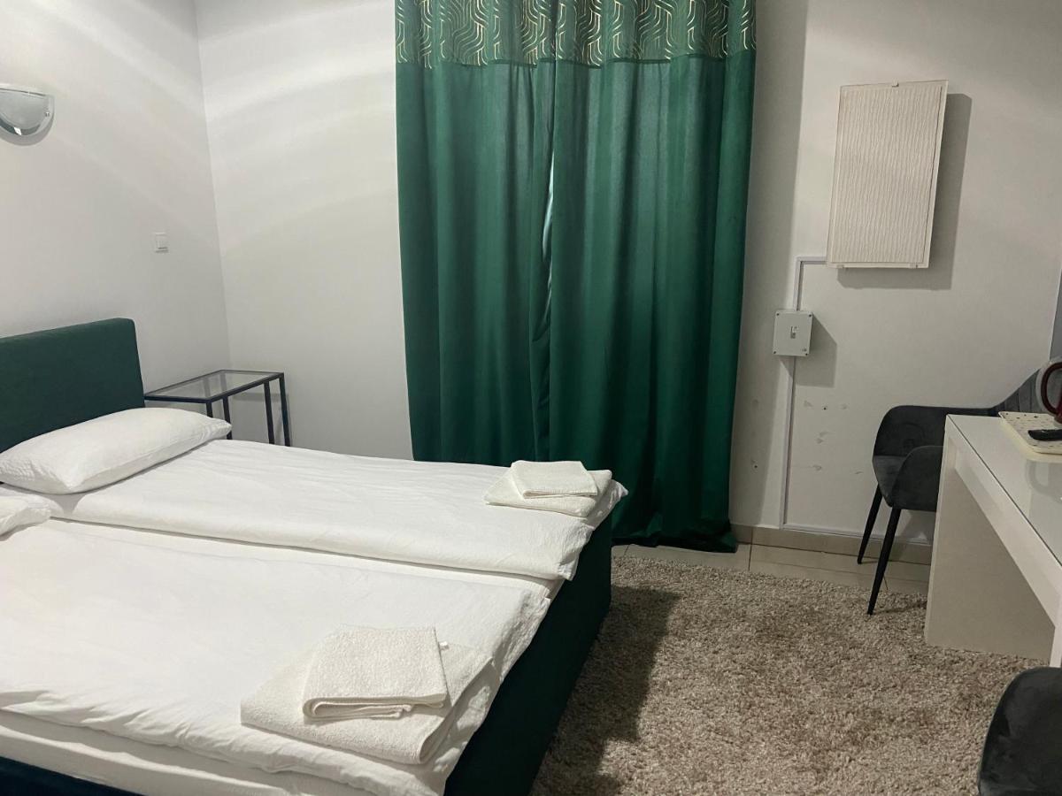 Hotel Zolta Walizka Gosciniec à Podrzewie Extérieur photo